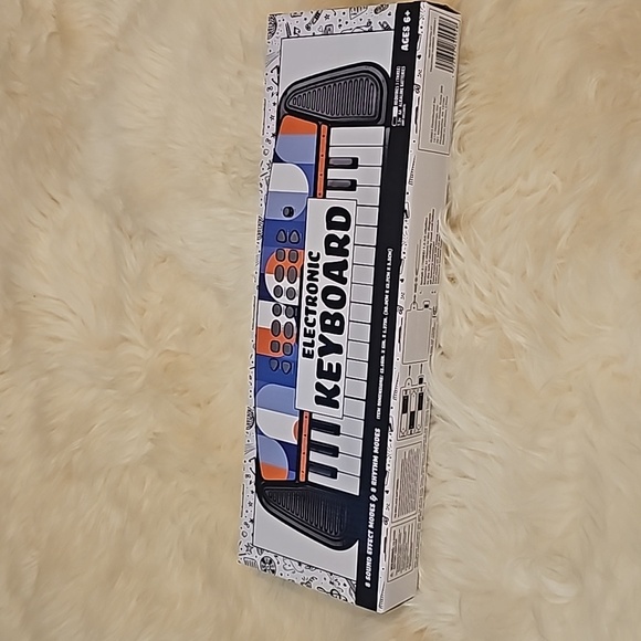 ELECTRONIC KEYBOARD - Picture 2 of 9